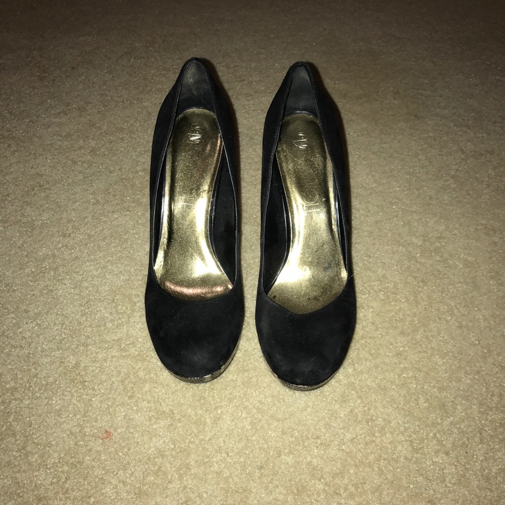 Black and snakeskin pumps